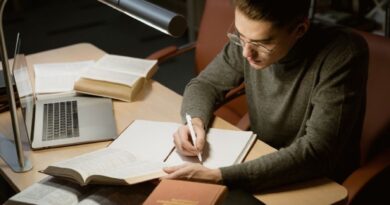 Imagem de capa de homem estudando com um caderno e laptop