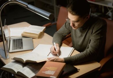 Imagem de capa de homem estudando com um caderno e laptop