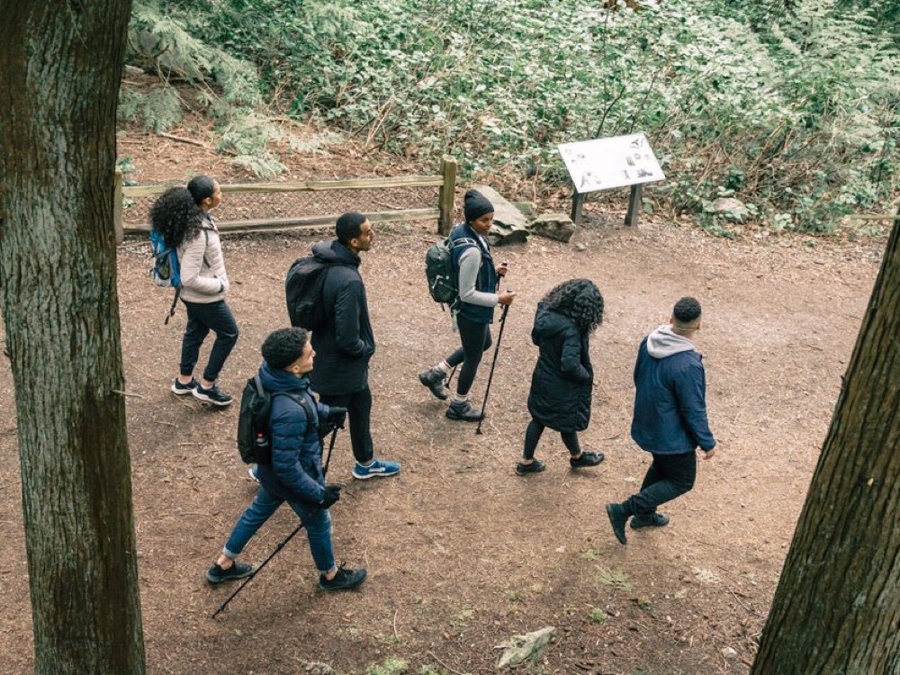 Imagem de capa com grupo de pessoas fazendo uma trilha